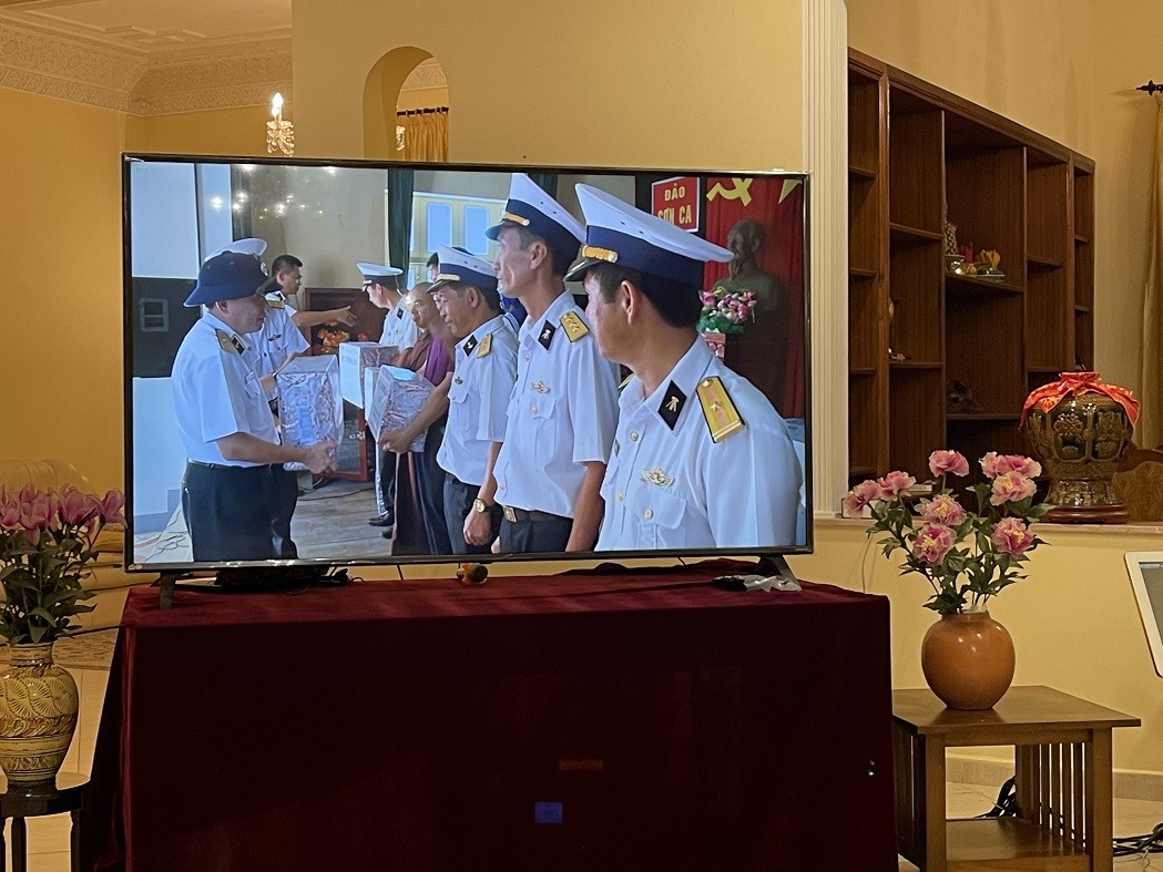 Các đại biểu đã rất cảm động khi được xem những thước phim ghi lại toàn bộ hành trình chuyến đi của đoàn công tác số 6 năm 2016.