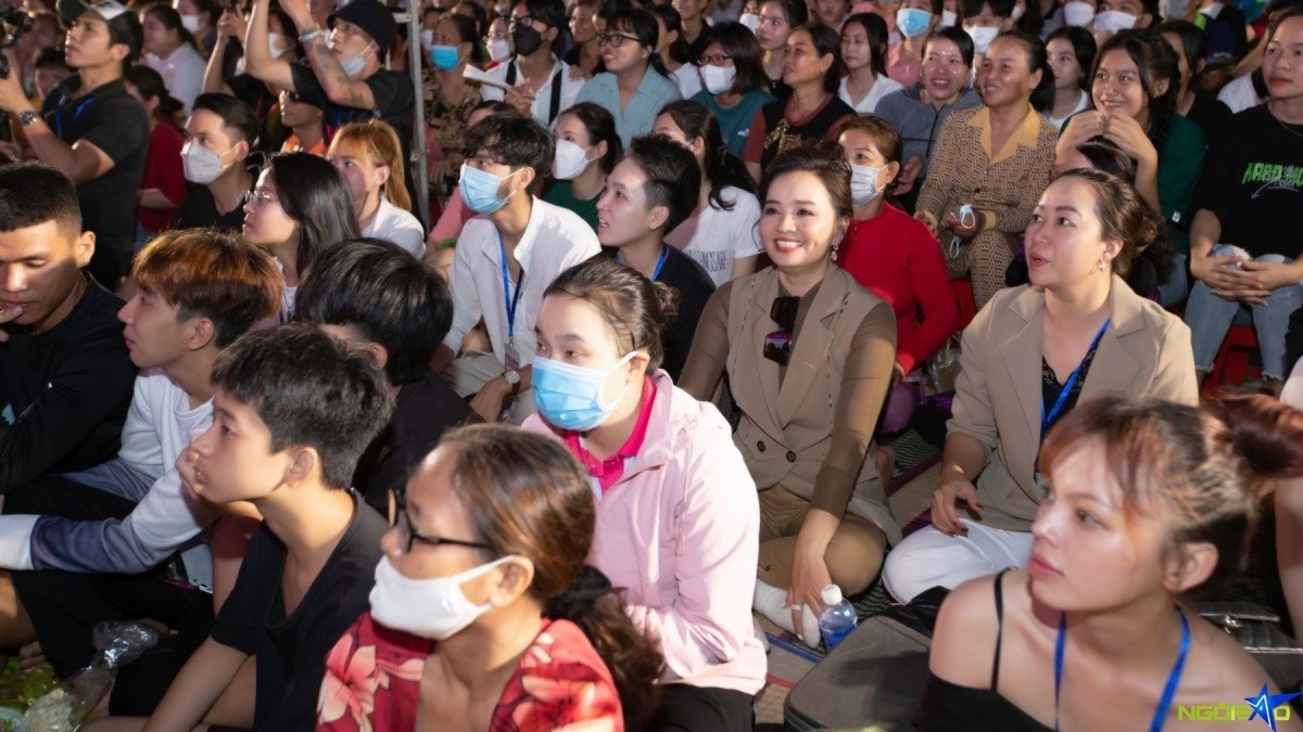 Tri ân nơi quay phim, đạo diễn Lý Hải chiếu miễn phí 'Lật mặt 6: Tấm vé định mệnh' phục vụ bà con làng chiếu Đồng Tháp