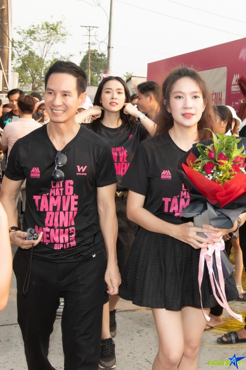 Khởi hành từ TP. Hồ Chí Minh vào buổi trưa, đạo diễn Lý Hải-nhà sản xuất Minh Hà cùng đoàn phim về Đình Thần, xã Định Yên lúc khoảng 17h. Cặp nghệ sĩ tổ chức chiếu phim ngoài trời miễn phí cho người dân địa phương, tri ân họ hỗ trợ ê kíp trong thời gian phim bấm máy tại Định Yên. Đây là buổi ra mắt đầu tiên của Tri ân nơi quay phim, đạo diễn Lý Hải chiếu miễn phí 'Lật mặt 6: Tấm vé định mệnh' phục vụ bà con làng chiếu Đồng Tháp