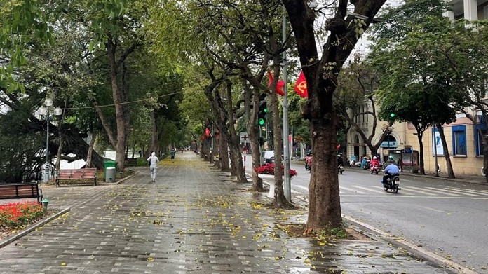 Dự báo thời tiết đêm nay và ngày mai (25-26/4): Hà Nội có mưa; Đông Bắc Bộ trời lạnh; Bắc Trung Bộ mưa vừa mưa to; Đông Nam Bộ nắng nóng gay gắt