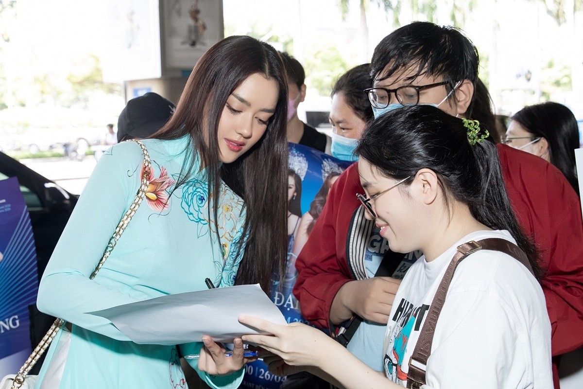 Hoa hậu Lê Âu Ngân Anh thanh lịch đón Miss Universe Thái Lan 2020 Amanda Obdam