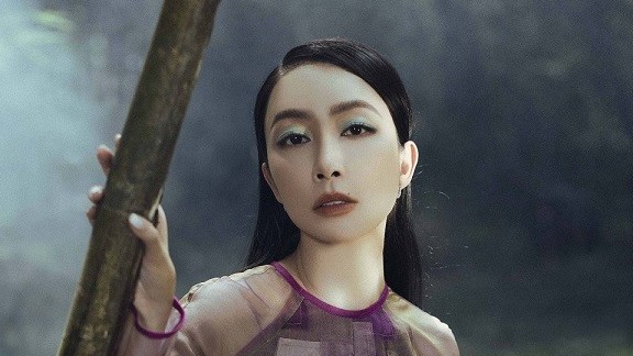 'Chim công làng múa' Linh Nga đẹp dịu dàng, e ấp làm mẫu bộ sưu tập thời trang mới