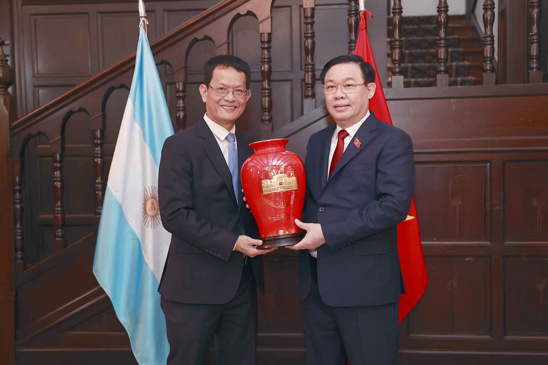 Chủ tịch Quốc hội gặp mặt cán bộ, nhân viên Đại sứ quán và cộng đồng người Việt Nam tại Argentina