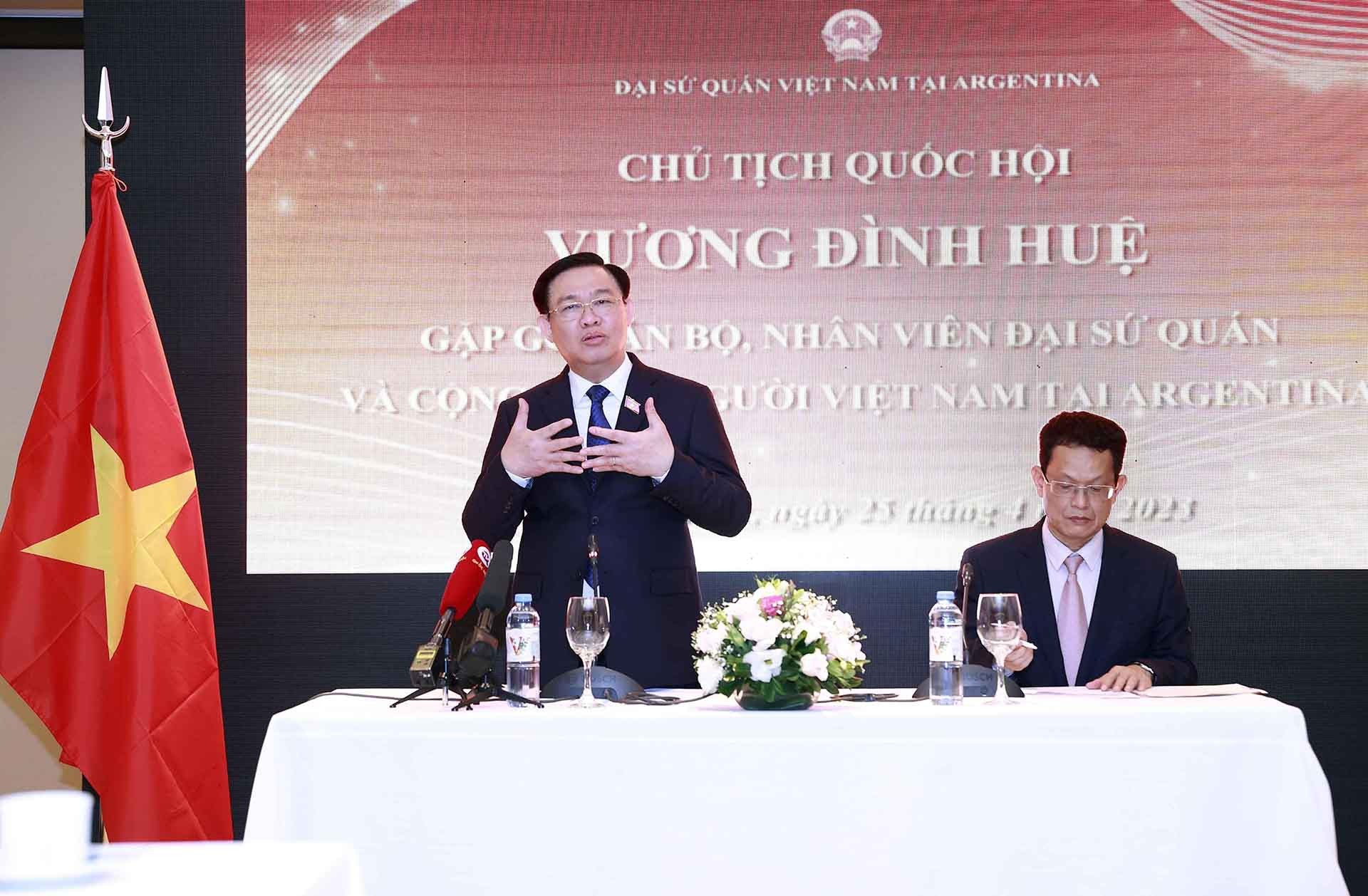 Chủ tịch Quốc hội gặp mặt cán bộ, nhân viên Đại sứ quán và cộng đồng người Việt Nam tại Argentina