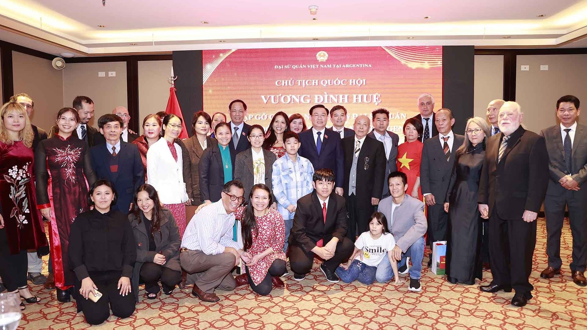 Chủ tịch Quốc hội gặp mặt cán bộ, nhân viên Đại sứ quán và cộng đồng người Việt Nam tại Argentina