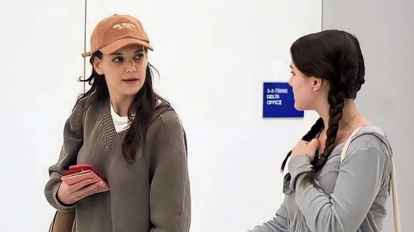 Con gái 17 tuổi của tài tử Tom Cruise xuất hiện giản dị nhưng xinh đẹp nổi bật tại sân bay