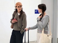 Con gái 17 tuổi của tài tử Tom Cruise xuất hiện giản dị nhưng xinh đẹp nổi bật tại sân bay