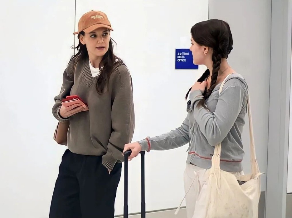 Con gái 17 tuổi của tài tử Tom Cruise xuất hiện giản dị nhưng xinh đẹp nổi bật tại sân bay