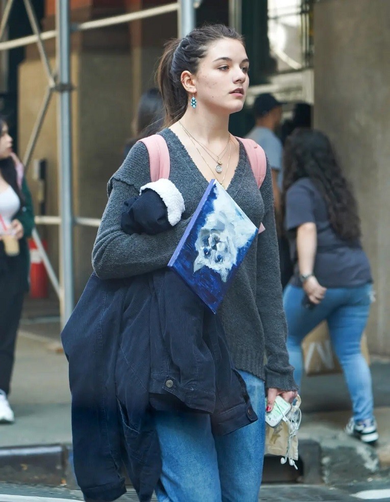 Suri trên phố New York ngày 20/4. Con gái ruột duy nhất của Tom Cruise có cuộc sống kín đáo và bình lặng, nhiều năm nay không dự sự kiện cùng mẹ. Trong khoảng 10 năm qua, Suri cũng không được trông thấy gặp bố.