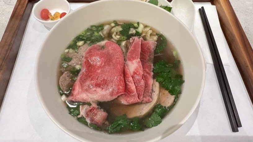 Nữ diễn viên Xa Thi Mạn khen phở bò Việt Nam 'siêu ngon'