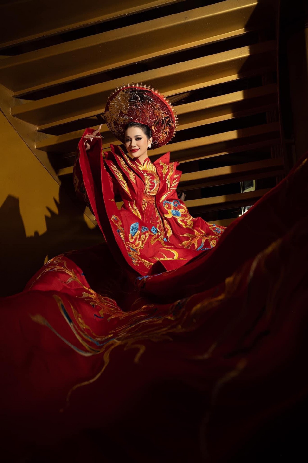 'Linh thiêng nguồn cội' – Bộ sưu tập áo dài 'kể' câu chuyện văn hóa Việt