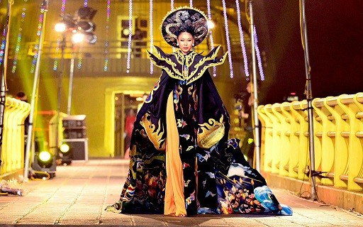 'Linh thiêng nguồn cội' – Bộ sưu tập áo dài 'kể' câu chuyện văn hóa Việt