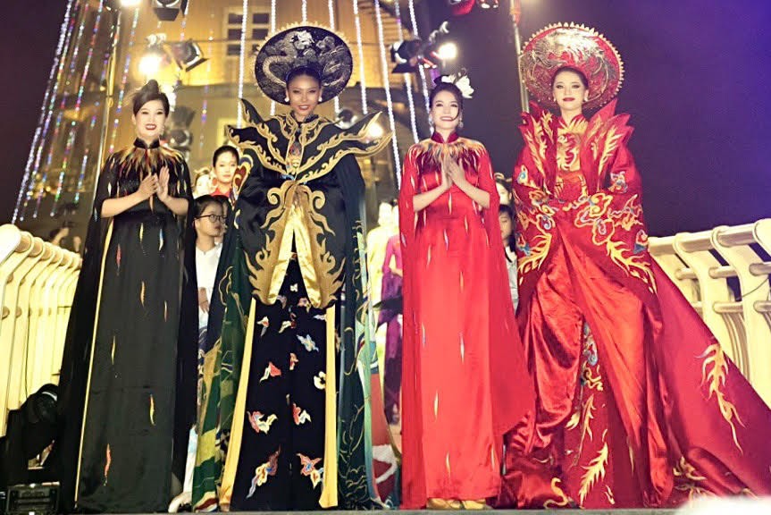 'Linh thiêng nguồn cội' – Bộ sưu tập áo dài 'kể' câu chuyện văn hóa Việt