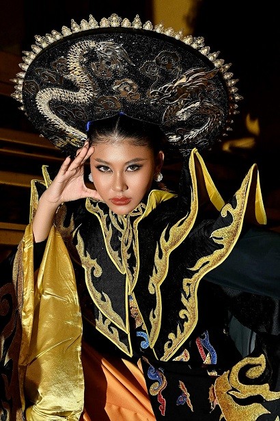 'Linh thiêng nguồn cội' – Bộ sưu tập áo dài 'kể' câu chuyện văn hóa Việt