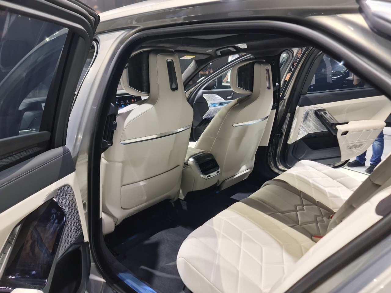 Cận cảnh xe điện BMW i7 ra mắt tại Việt Nam, giá từ 4,8 tỷ đồng Cận cảnh xe điện BMW i7 ra mắt tại Việt Nam, giá từ 4,8 tỷ đồng