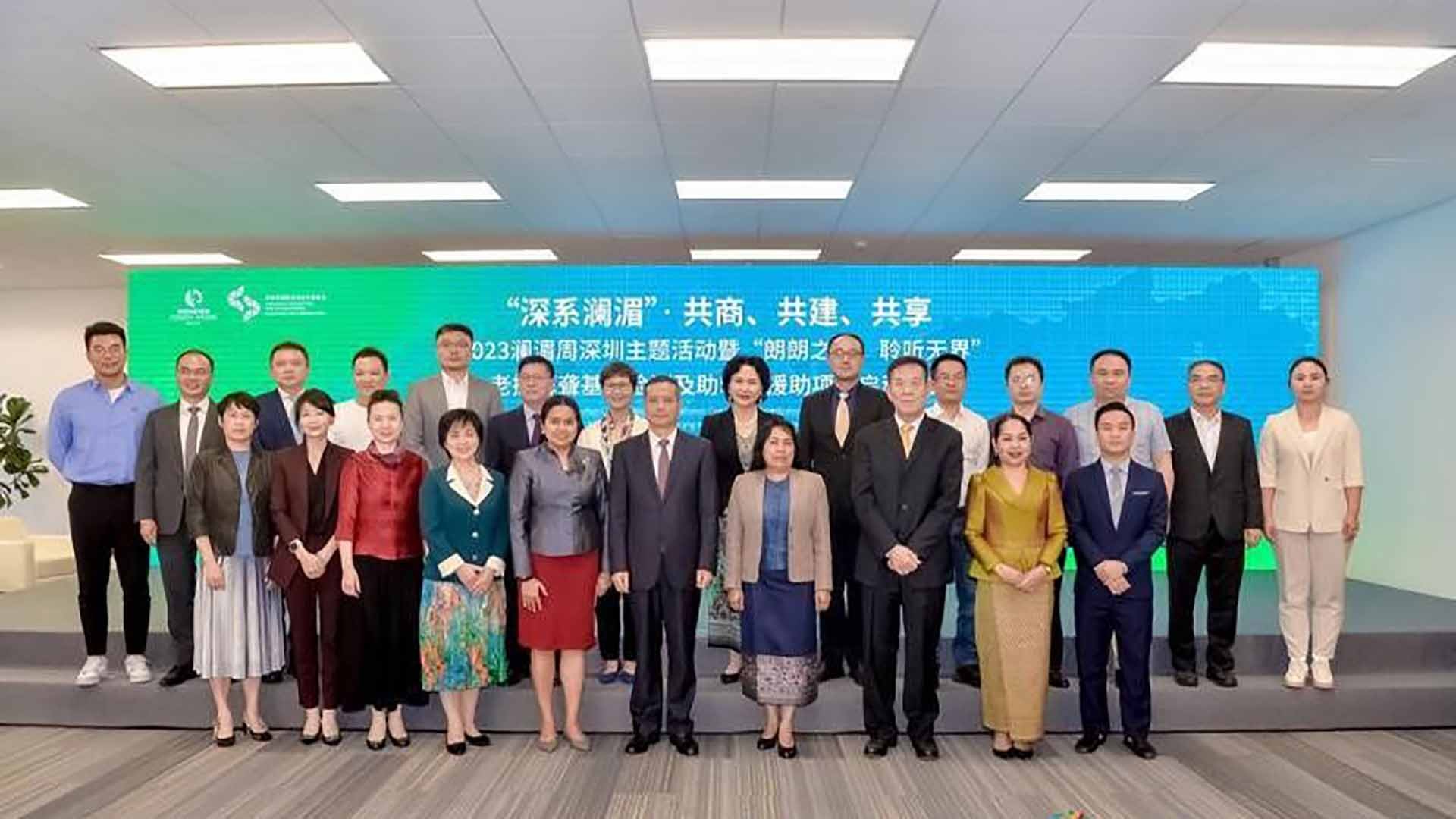 Các đại biểu dự Hội nghị chụp ảnh lưu niệm với  chính quyền thành phố Thâm Quyến.