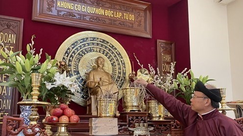 Dâng hương tưởng nhớ các Vua Hùng tại Pháp