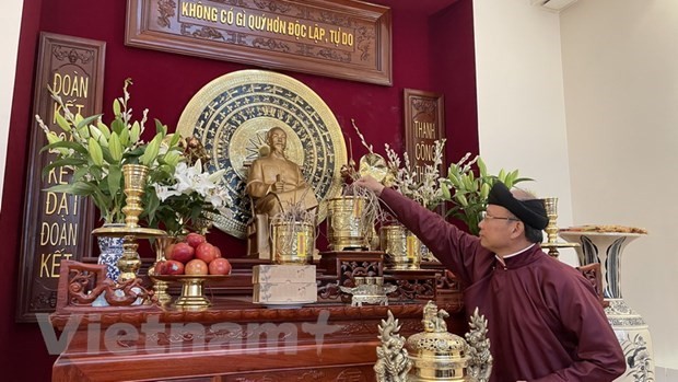 Dâng hương tưởng niệm các Vua Hùng tại Pháp