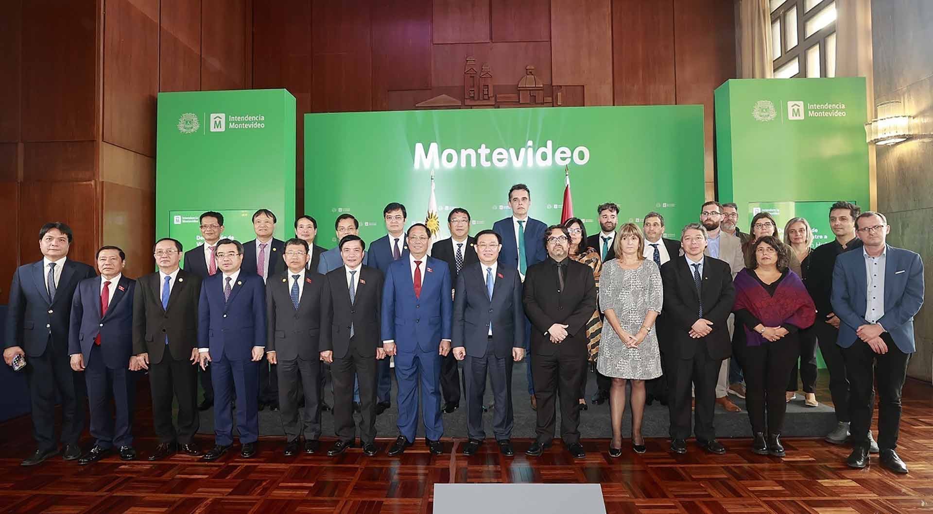 Chủ tịch Quốc hội Vương Đình Huệ với đại biểu. (Nguồn: TTXVN) Chủ tịch Quốc hội Vương Đình Huệ với đại biểu. (Nguồn: TTXVN)