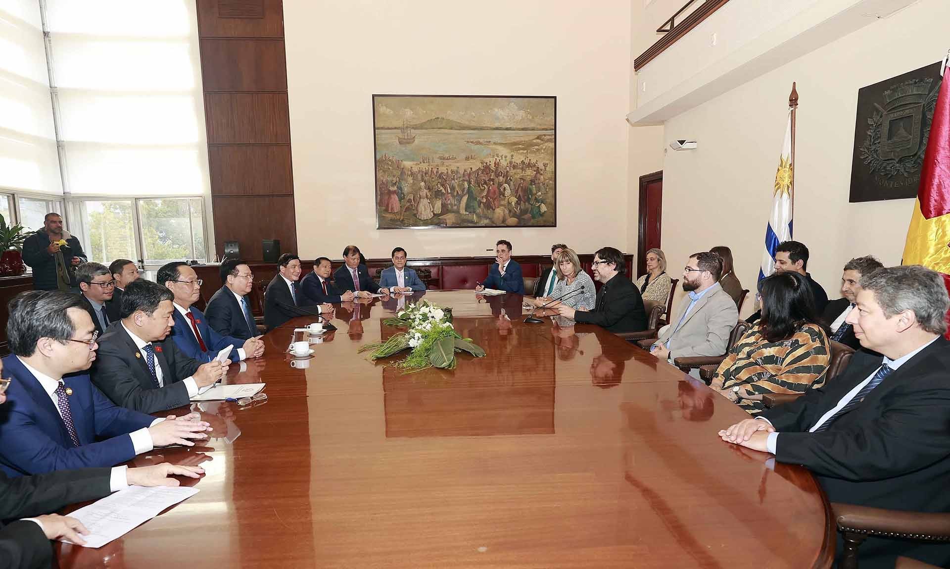 Chủ tịch Quốc hội Vương Đình Huệ tiếp Quyền thị trưởng thành phố Montevideo Mauricio Zunino. (Nguồn: TTXVN) Chủ tịch Quốc hội Vương Đình Huệ tiếp Quyền thị trưởng thành phố Montevideo Mauricio Zunino. (Nguồn: TTXVN)