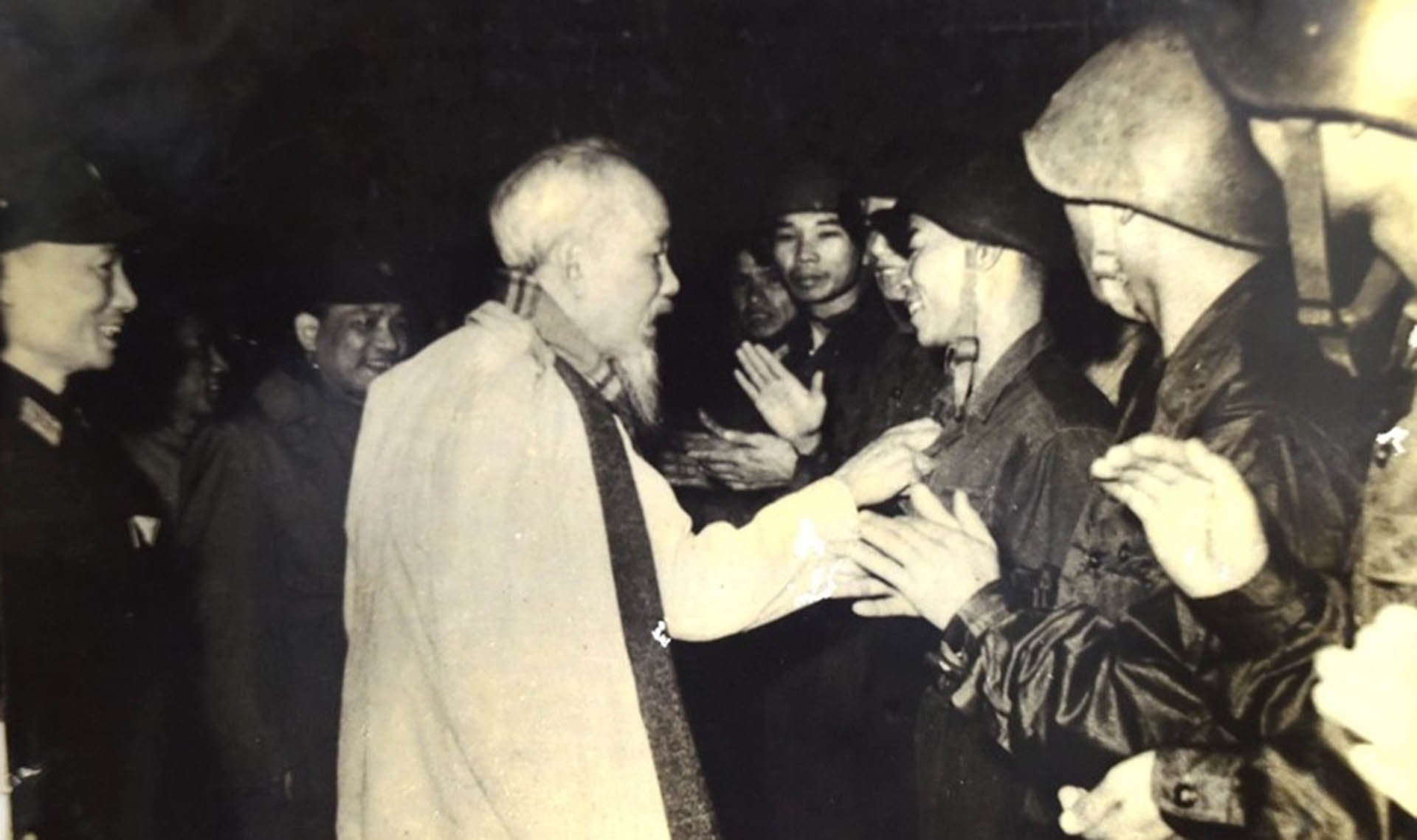 Ảnh chụp Bác Hồ vào mùng Một Tết năm 1969 đến gặp một đơn vị phòng không - không quân. (Ảnh: NVCC)