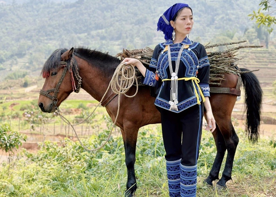 Lệ Quyên diện trang phục truyền thống của phụ nữ Hà Nhì đen dạo chơi, tạo dáng chụp ảnh với cảnh thiên nhiên Tây Bắc, hôm 27/4.  Ca sĩ cho biết cô lên Lào Cai xem bạn trai Lâm Bảo Châu đóng MV cho đồng nghiệp Nguyễn Thu Hằng.