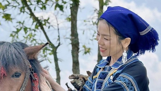 Ca sĩ Lệ Quyên xinh đẹp bất ngờ với trang phục người Hà Nhì, chụp ảnh giữa khung trời Tây Bắc