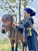 Ca sĩ Lệ Quyên xinh đẹp bất ngờ với trang phục người Hà Nhì, chụp ảnh giữa khung trời Tây Bắc