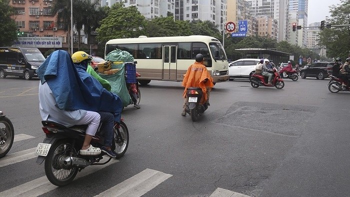 Dự báo thời tiết đêm nay và ngày mai (28-29/4): Hà Nội mưa vừa và dông; Bắc Bộ, Bắc Trung Bộ cục bộ mưa to đến rất to; phía Nam có nắng nóng