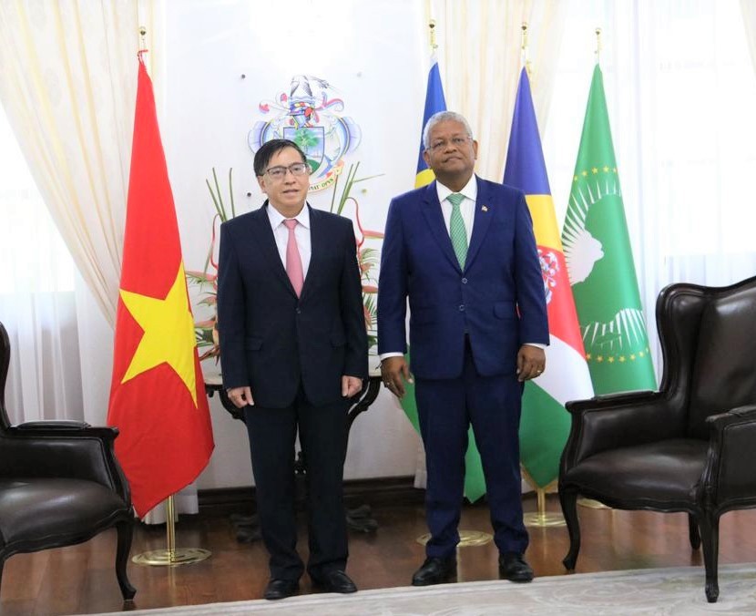 Đại sứ Việt Nam Phạm Hoàng Kim trình Thư ủy nhiệm lên Tổng thống Cộng hòa Seychelles Đại sứ Việt Nam Phạm Hoàng Kim trình Thư ủy nhiệm lên Tổng thống Cộng hòa Seychelles