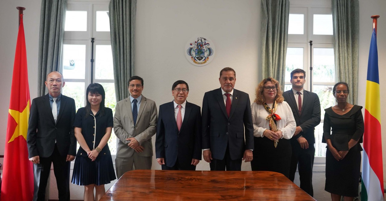 Đại sứ Việt Nam Phạm Hoàng Kim trình Thư ủy nhiệm lên Tổng thống Cộng hòa Seychelles Đại sứ Việt Nam Phạm Hoàng Kim trình Thư ủy nhiệm lên Tổng thống Cộng hòa Seychelles