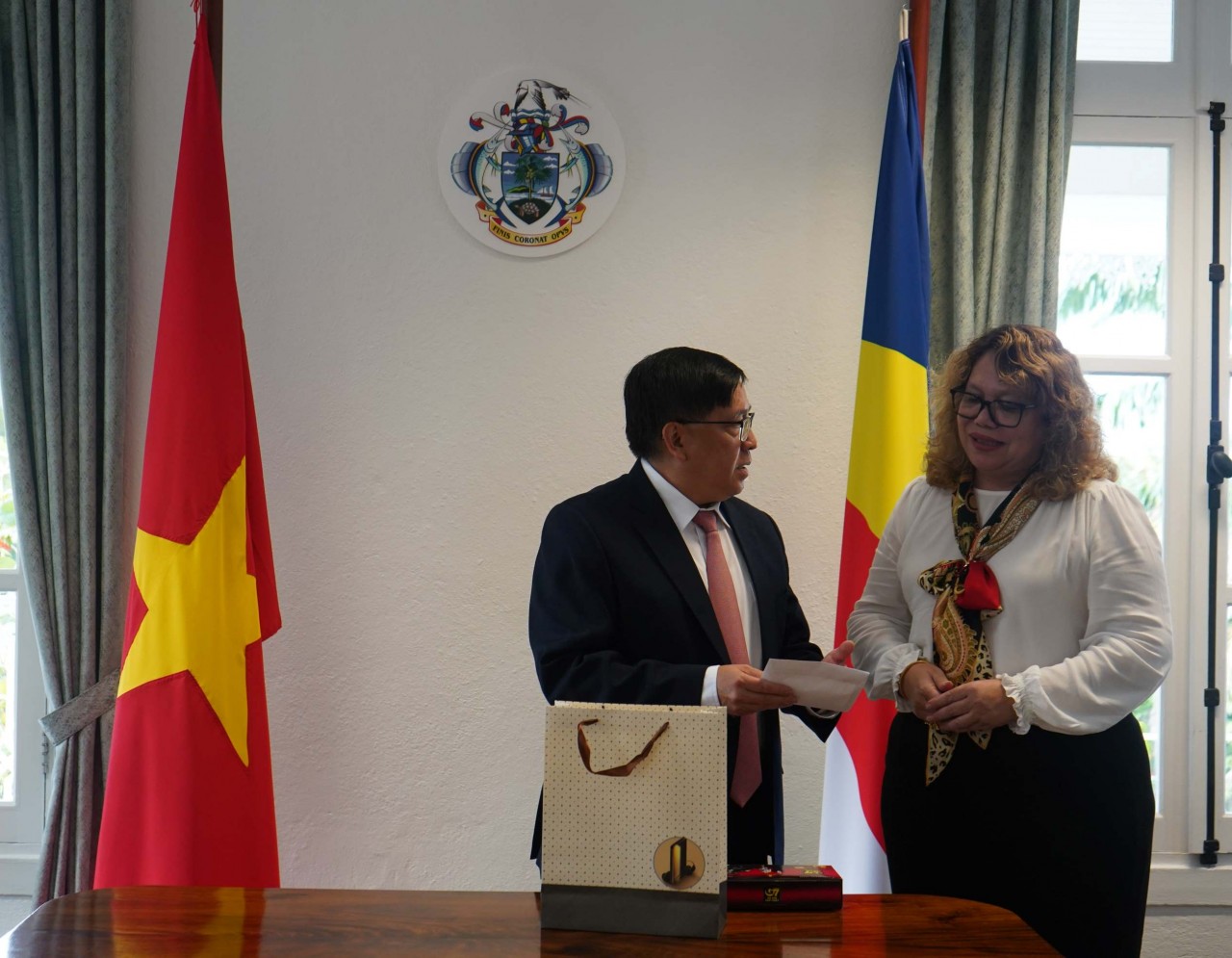Đại sứ Việt Nam Phạm Hoàng Kim trình Thư ủy nhiệm lên Tổng thống Cộng hòa Seychelles Đại sứ Việt Nam Phạm Hoàng Kim trình Thư ủy nhiệm lên Tổng thống Cộng hòa Seychelles