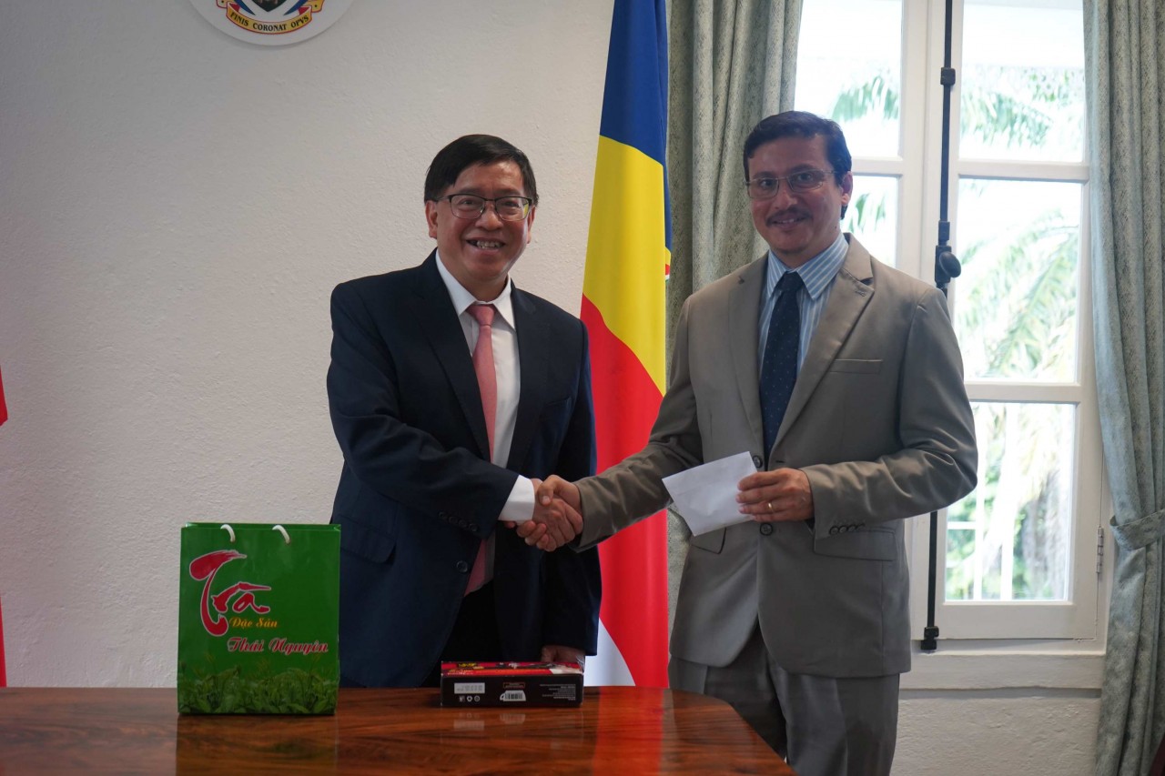 Đại sứ Việt Nam Phạm Hoàng Kim trình Thư ủy nhiệm lên Tổng thống Cộng hòa Seychelles Đại sứ Việt Nam Phạm Hoàng Kim trình Thư ủy nhiệm lên Tổng thống Cộng hòa Seychelles