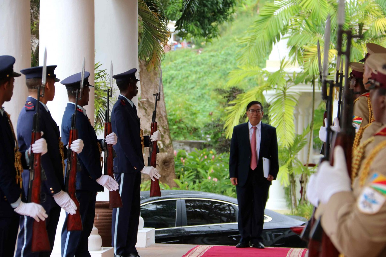 Đại sứ Việt Nam Phạm Hoàng Kim trình Thư ủy nhiệm lên Tổng thống Cộng hòa Seychelles Đại sứ Việt Nam Phạm Hoàng Kim trình Thư ủy nhiệm lên Tổng thống Cộng hòa Seychelles