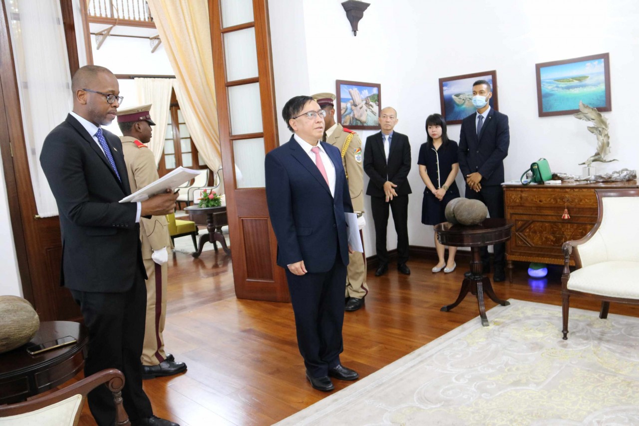Đại sứ Việt Nam Phạm Hoàng Kim trình Thư ủy nhiệm lên Tổng thống Cộng hòa Seychelles Đại sứ Việt Nam Phạm Hoàng Kim trình Thư ủy nhiệm lên Tổng thống Cộng hòa Seychelles