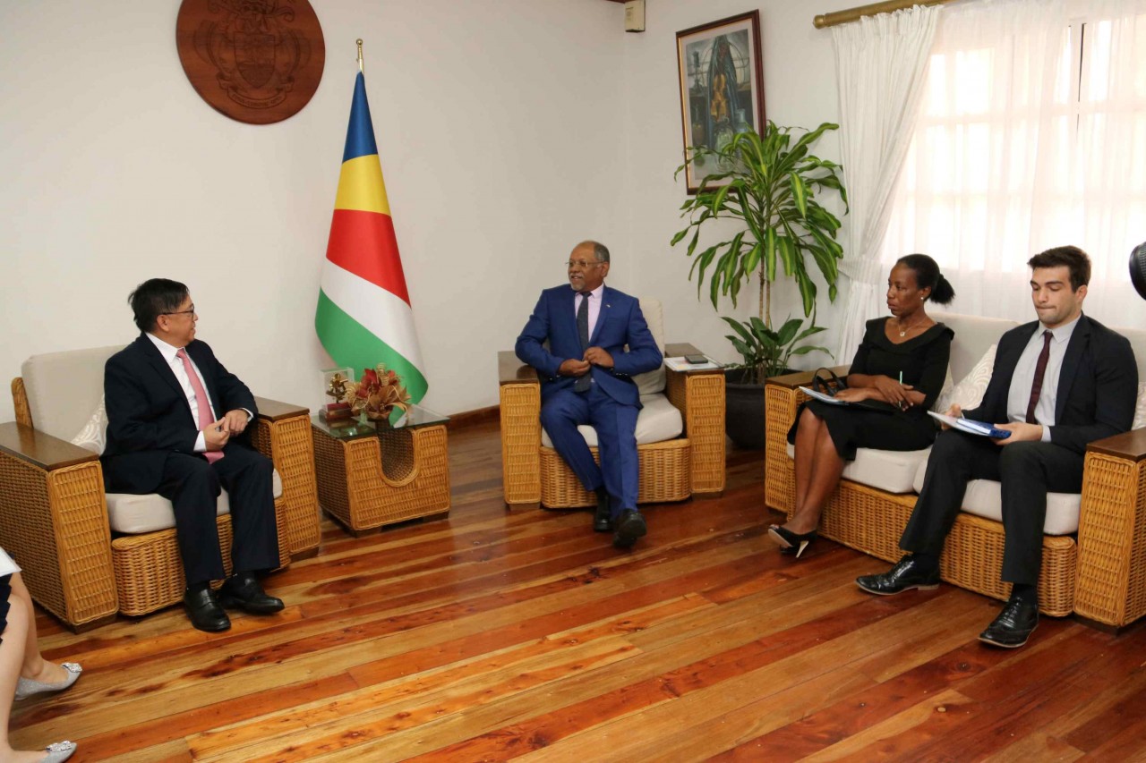 Đại sứ Việt Nam Phạm Hoàng Kim trình Thư ủy nhiệm lên Tổng thống Cộng hòa Seychelles Đại sứ Việt Nam Phạm Hoàng Kim trình Thư ủy nhiệm lên Tổng thống Cộng hòa Seychelles