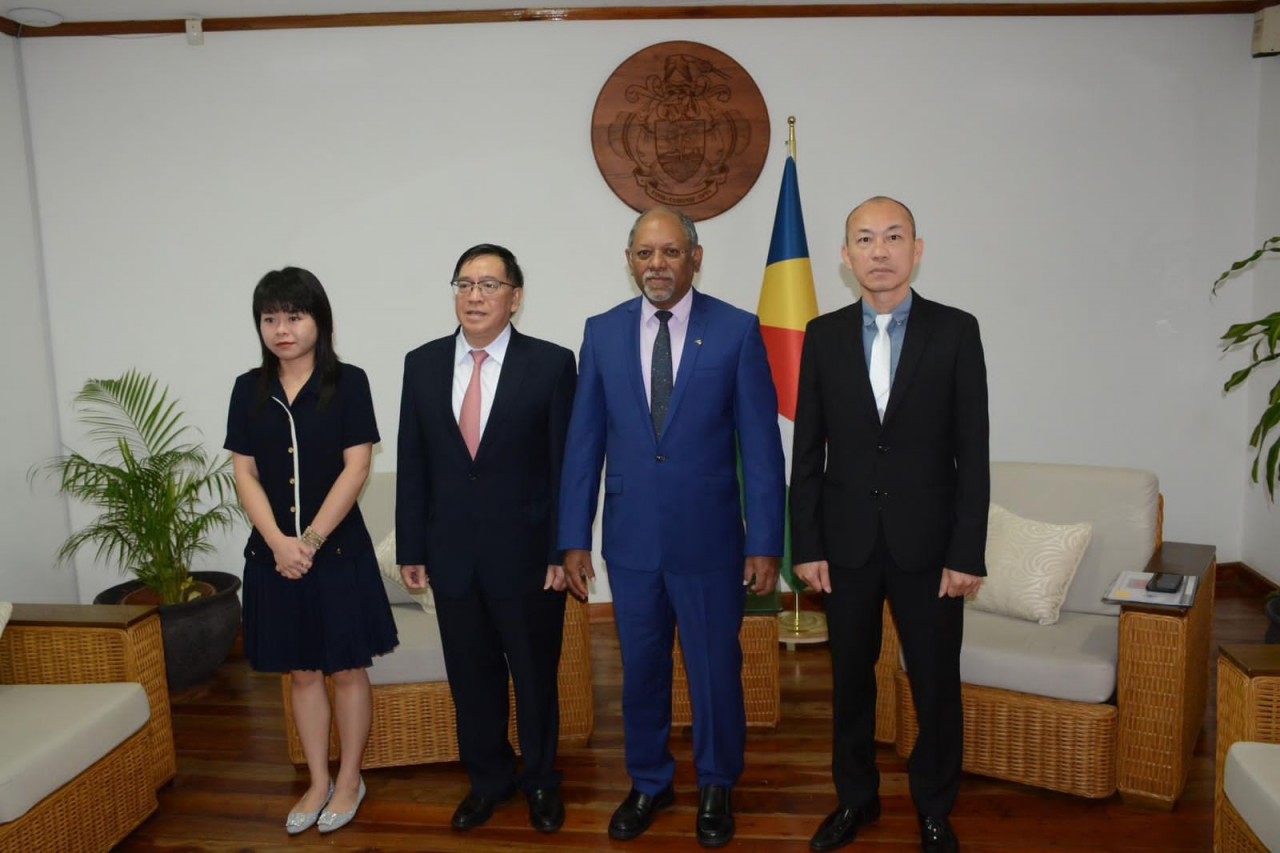 Đại sứ Phạm Hoàng Kim trình Thư ủy nhiệm lên Tổng thống Cộng hòa Seychelles Đại sứ Phạm Hoàng Kim trình Thư ủy nhiệm lên Tổng thống Cộng hòa Seychelles