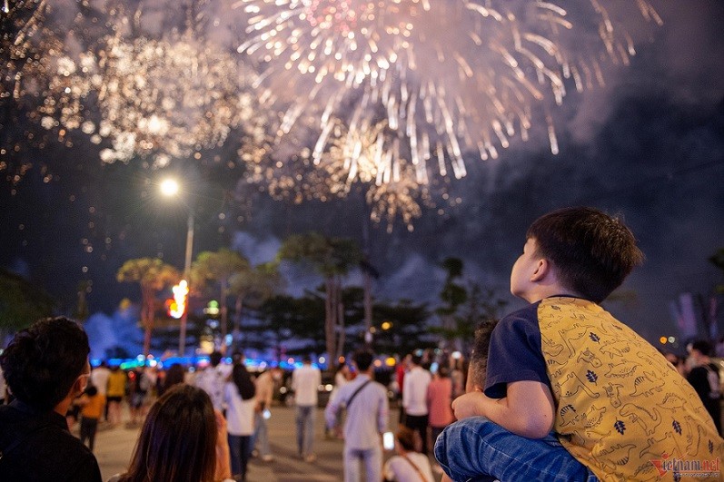 Màn bắn pháo hoa kết hợp cả pháo hoa tầm cao, tầm trung và tầm thấp với 1.850 ống phóng pháo hoa được kết nối với trung tâm điều khiển để tạo ra màn hỏa thuật theo kịch bản.