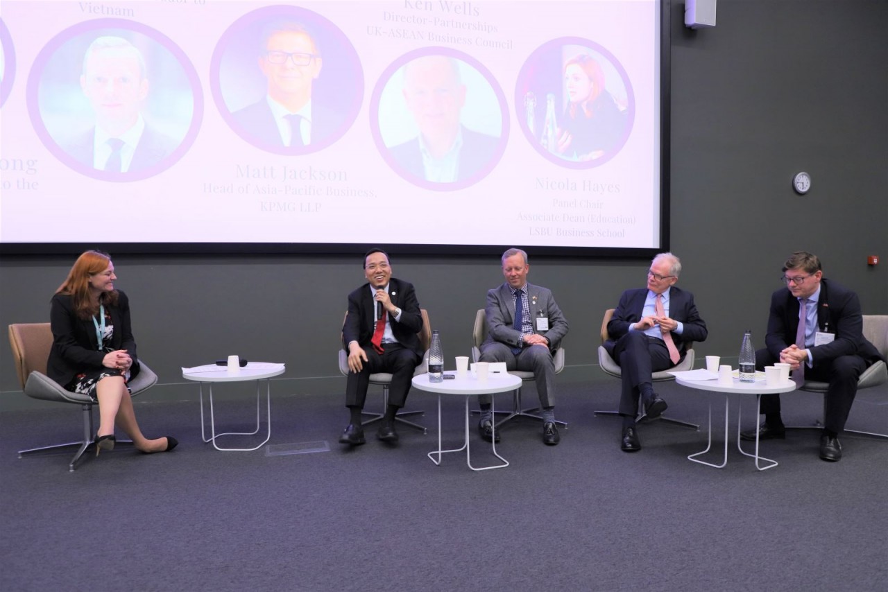 Các diễn giả thảo luận về quan hệ kinh tế, thương mại Việt Nam - Anh. Ảnh: Phong Hà/TTXVN