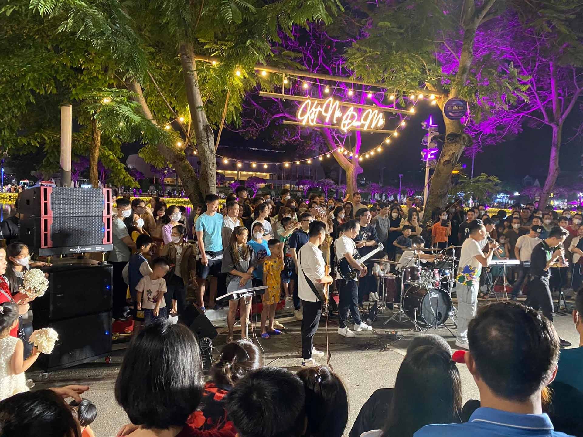 Một góc nhộn nhịp trên tuyến phố đi bộ - chợ đêm Bạch Đằng của tỉnh Hải Dương. Một góc nhộn nhịp trên tuyến phố đi bộ - chợ đêm Bạch Đằng của tỉnh Hải Dương.