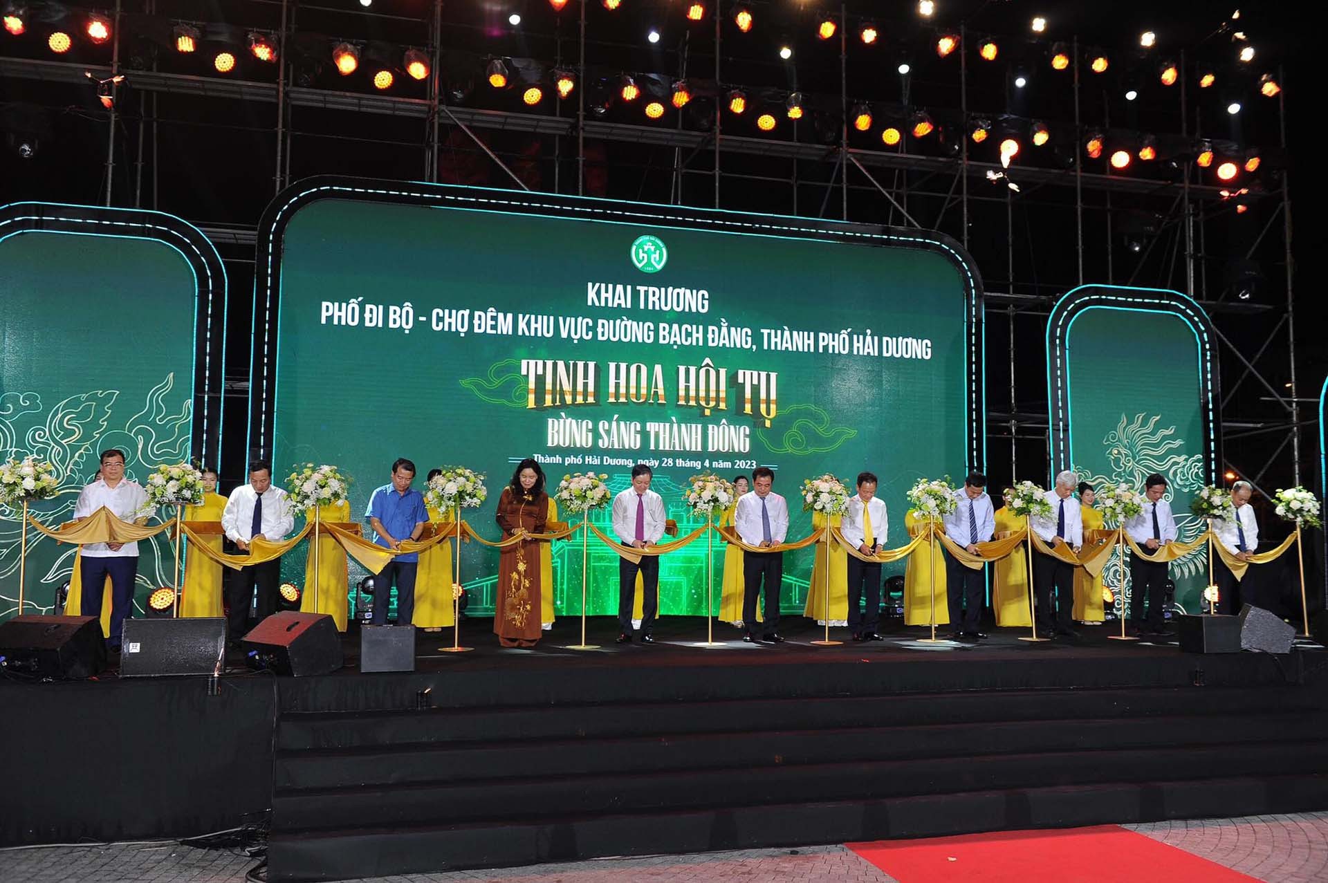 Các đại biểu cắt băng khánh thành phố đi bộ - chợ đêm Bạch Đằng. Các đại biểu cắt băng khánh thành phố đi bộ - chợ đêm Bạch Đằng.