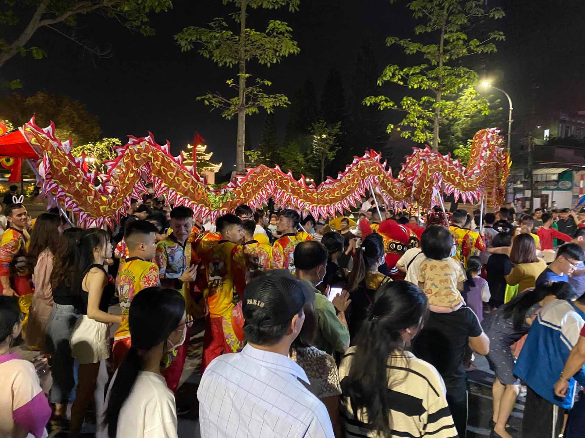 Không khí nô nức, phấn khởi của người dân trong ngày khai trương phố đi bộ - chợ đêm. Không khí nô nức, phấn khởi của người dân trong ngày khai trương phố đi bộ - chợ đêm.