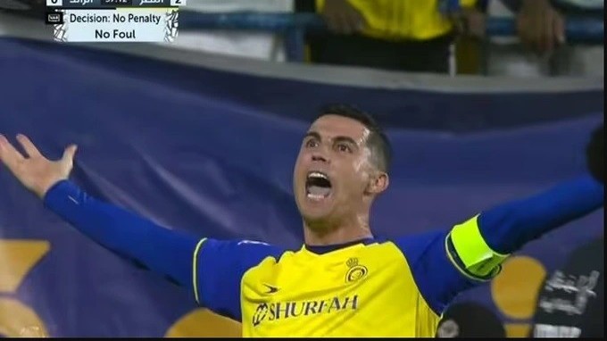 Ronaldo chấm dứt chuỗi 3 trận ‘tịt ngòi’, phản ứng gắt khi không được hưởng phạt đền