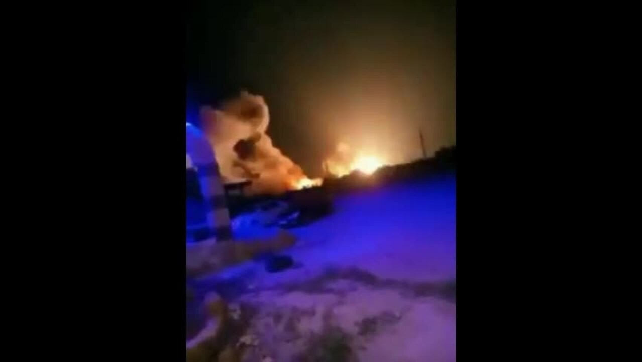 Israel không kích Syria, một kho đạn của phòng trào Hezbollah phát nổ. Ảnh cắt từ video. (Nguồn: agenzianova.com)