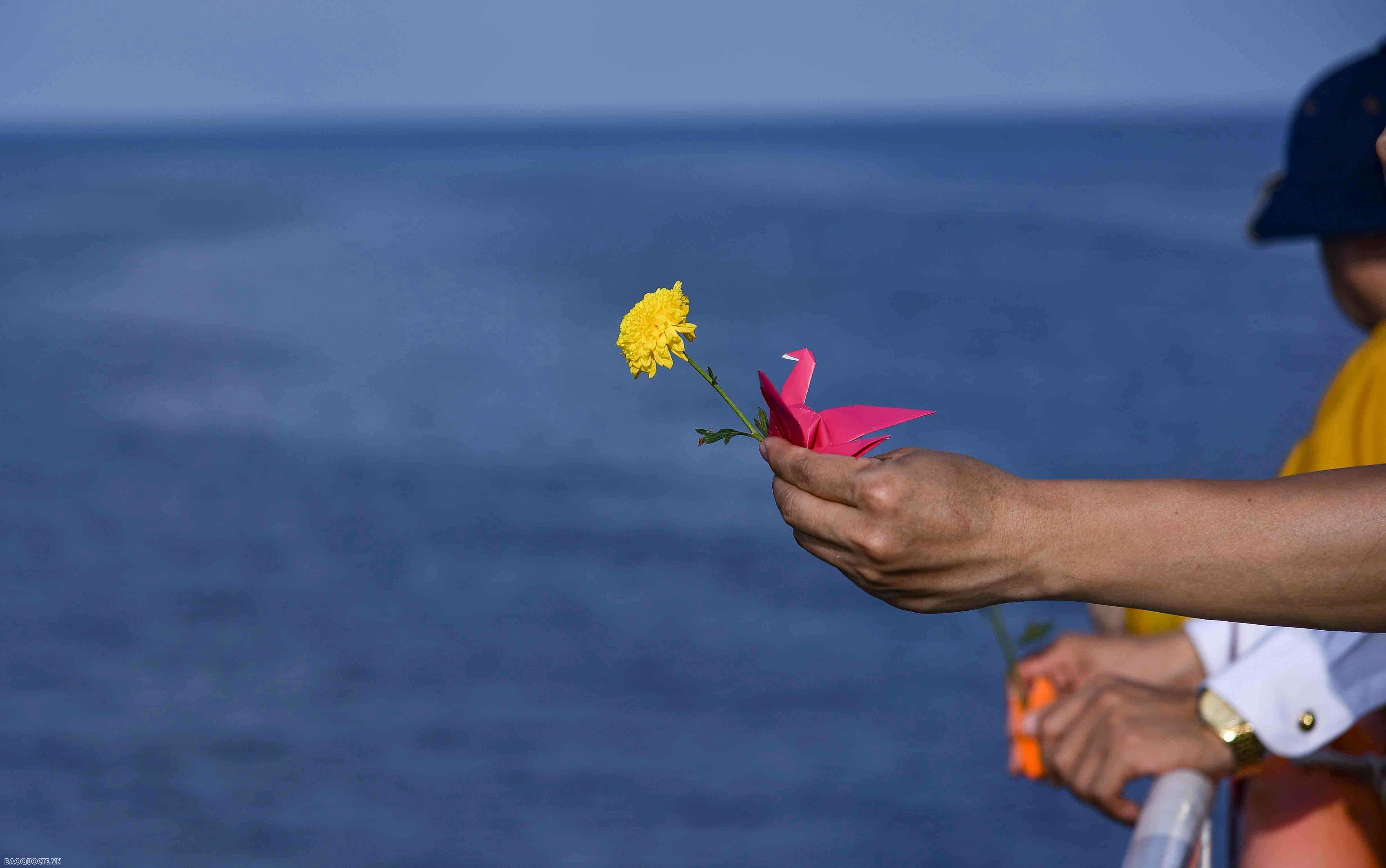 Xúc động Lễ tưởng các anh hùng liệt sĩ hy sinh tại quần đảo Trường Sa Xúc động Lễ tưởng các anh hùng liệt sĩ hy sinh tại quần đảo Trường Sa