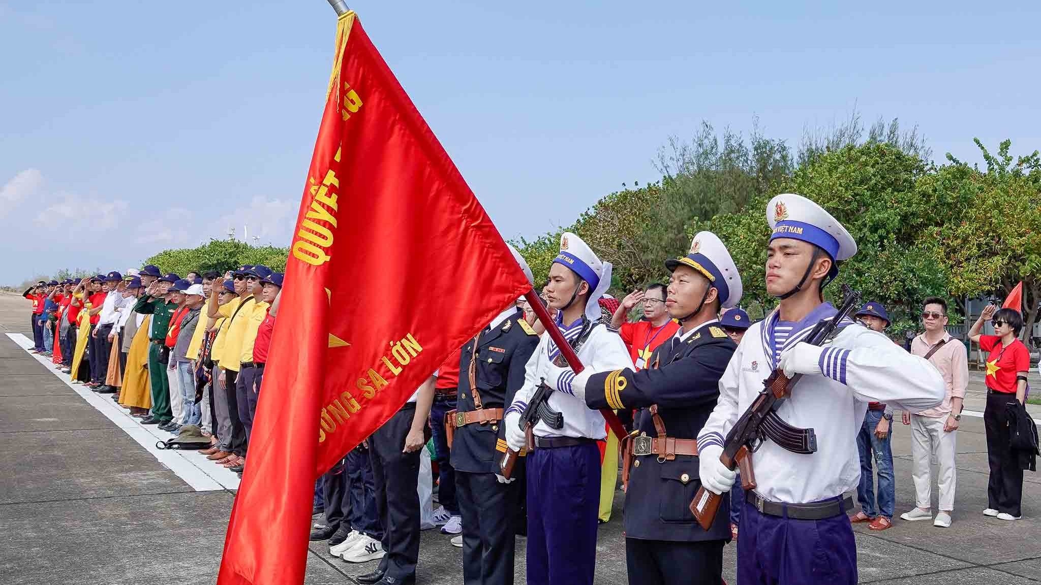 Thiêng liêng và đầy cảm xúc trong lễ chào cờ ở đảo Trường Sa