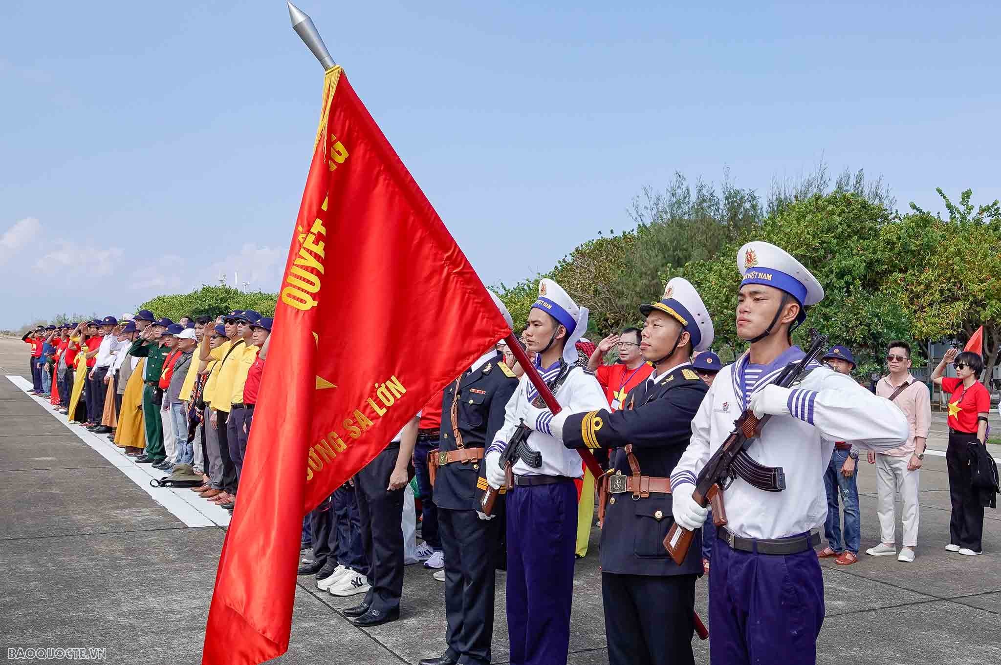 Thiêng liêng lễ chào cờ ở đảo Trường Sa