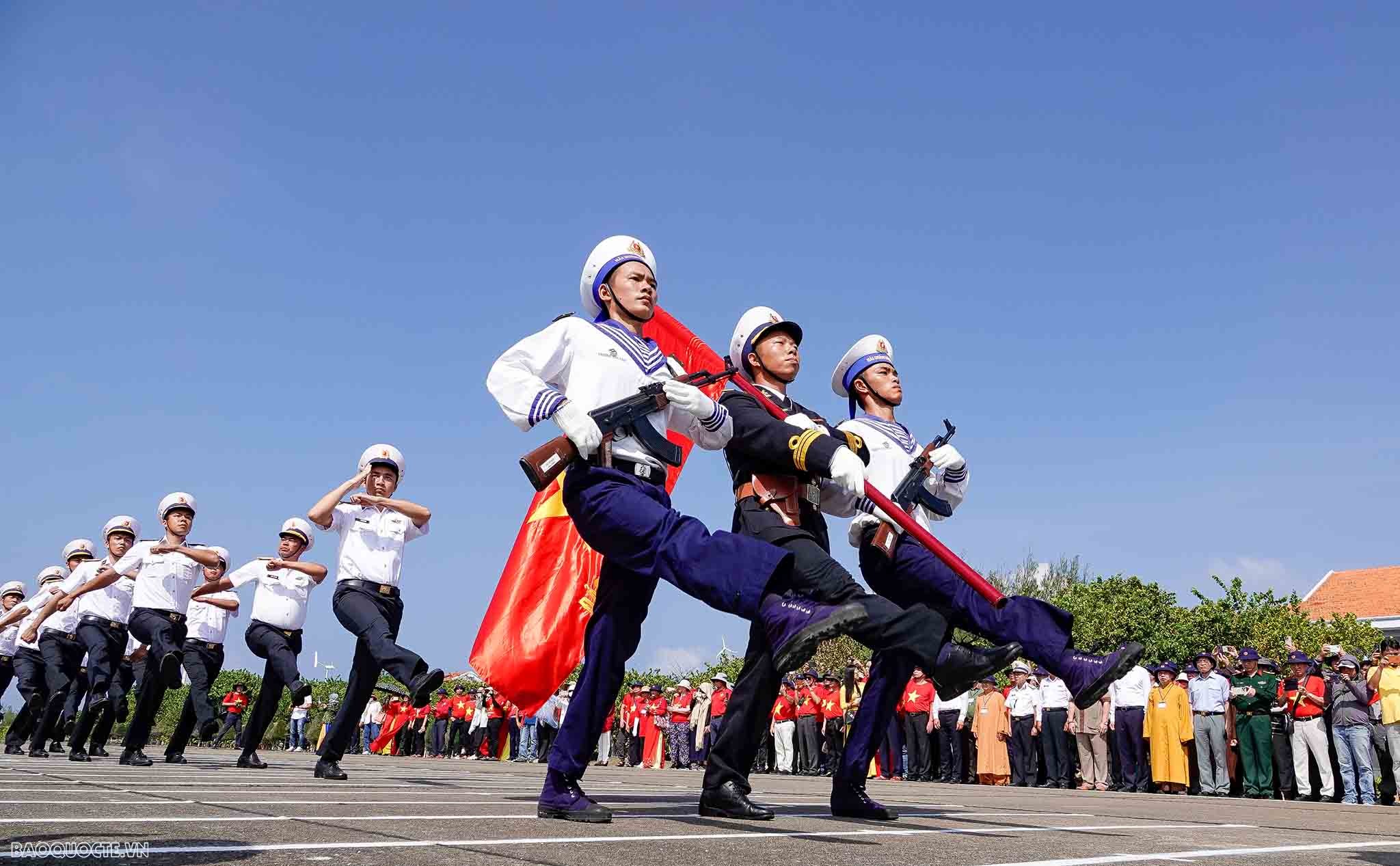 Thiêng liêng lễ chào cờ ở đảo Trường Sa