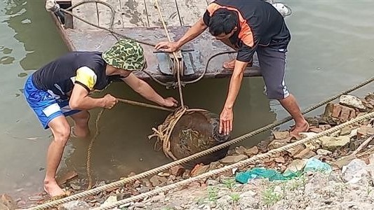 Hà Nội: Phát hiện một quả bom lớn dài khoảng hơn 2m ở sông Đuống