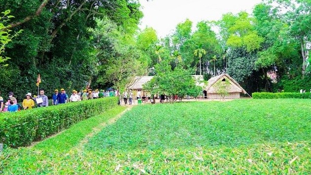 Xúc động dòng người về thăm quê Bác dịp lễ 30/4-1/5